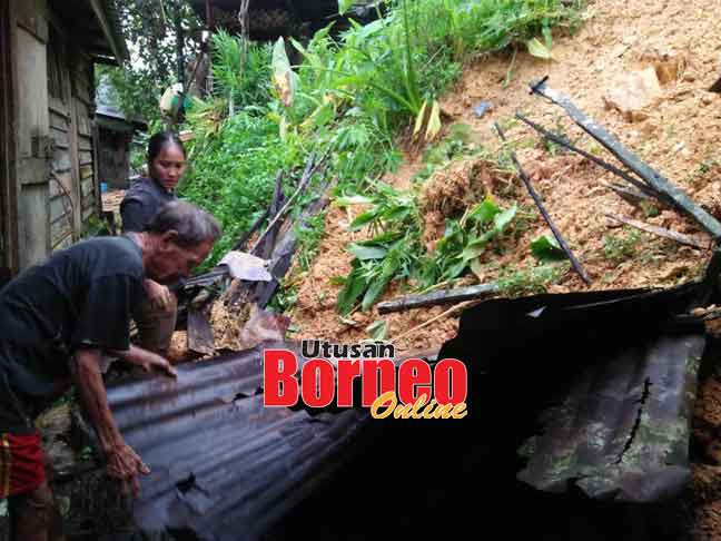  Keadaan tanah runtuh di bahagian dapur bilik nombor 10 di Rumah Amas, Jikang, Julau, kelmarin.