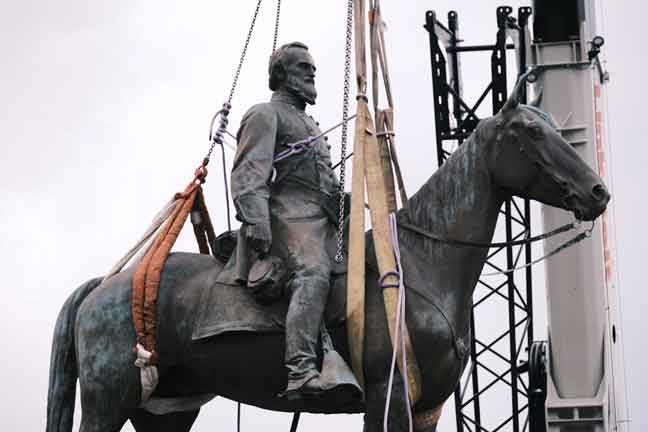  Patung jeneral Konfederat, Thomas ‘Stonewall’ Jackson, dialihkan dengan kren di Richmond Virginia pada Rabu lepas. — Gambar AFP
