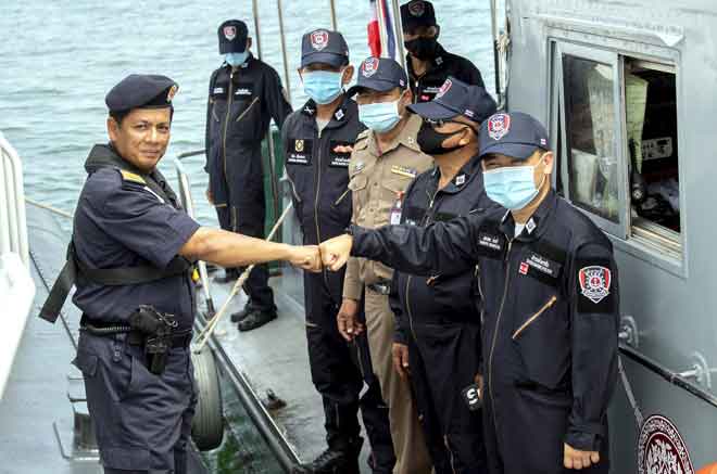  Muhd Nur (kiri) bersama Ketua Polis Marin Diraja Thailand (Tak Bai) Police Major Thampapol Chauncham (kanan) mengadakan rondaan di persempadanan bersama Polis Marin Malaysia di perairan Sungai Golok, Tumpat sempadan Malaysia-Thailand bagi mengesan dua lagi mangsa hilang dalam tragedi bot terbalik dan karam di perairan Bachok yang memasuki hari keenam semalam. — Gambar Bernama