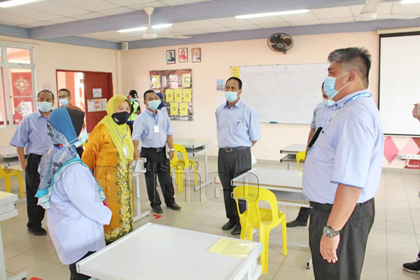  Azizah meninjau keadaan kelas di MRSM Kota Kinabalu bagi memastikan SOP dipatuhi.