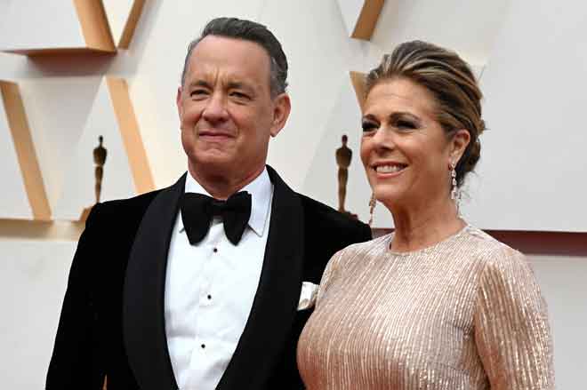  Gambar fail menunjukkan Tom Hanks dan Rita Wilson tiba untuk Anugerah Oscar di Dolby Theatre, Hollywood pada 9 Februari 2020.  — Gambar AFP