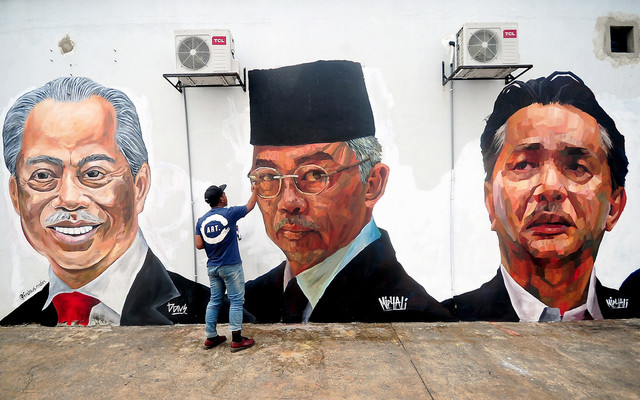 Muhammad Suhaimi ketika melukis mural gergasi potret Yang di-Pertuan Agong Al-Sultan Abdullah Ri'ayatuddin Al-Mustafa Billah Shah dan wajah-wajah pemimpin negara di Taman Cahaya Alam Seksyen U12 Shah Alam. - Gambar Bernama 