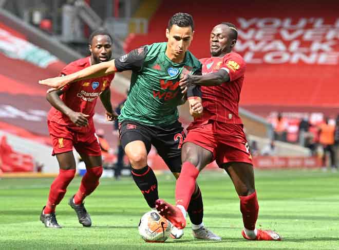  Mane (kanan) cuba merampas bola dari pemain Aston Villa Anwar El Ghazi (tengah) pada perlawanan Liga Perdana Inggeris di antara Liverpool dan Aston Villa di Anfield Liverpool,  England kelmarin. — Gambar AFP