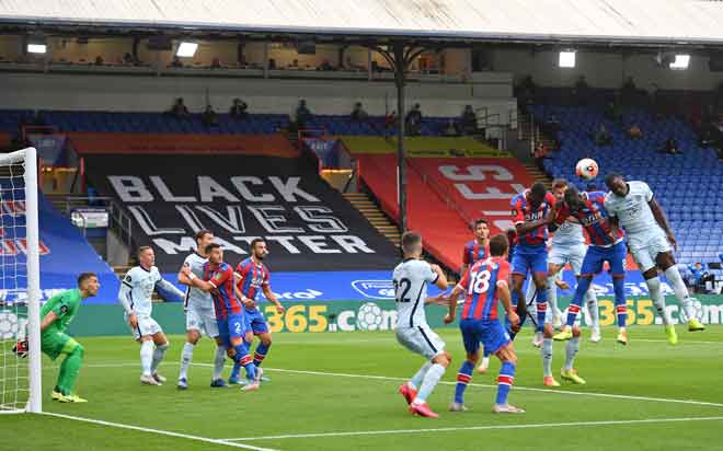  Antara babak-babak aksi perlawanan Liga Perdana Inggeris di antara Crystal Palace dan Chelsea di Sellhurst Park. — Gambar AFP