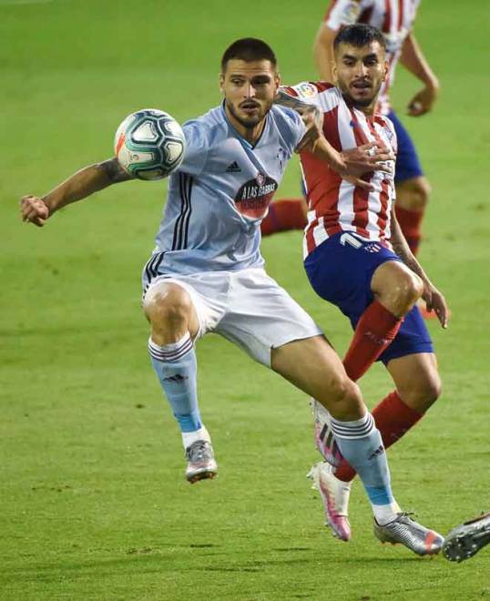  Aksi perlawanan La Liga di antara Celta Vigo dan Atletico Madrid di Stadium Balaidos di Vigo. — Gambar AFP