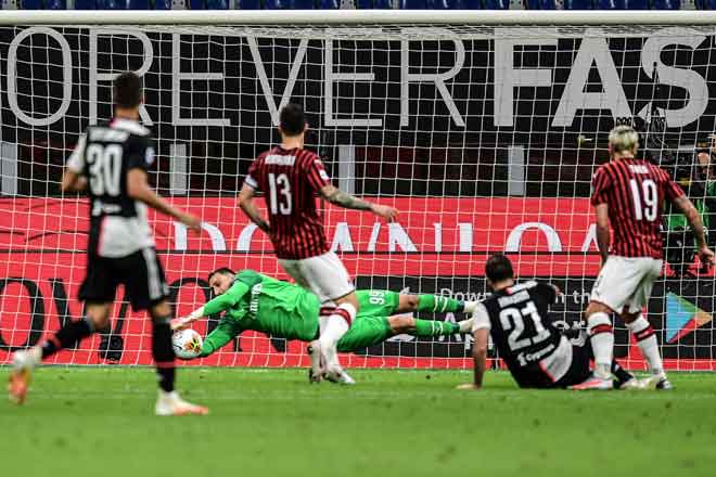  Antara babak-babak aksi perlawanan Serie A Itali di antara AC Milan dan Juventus di Stadium San Siro, Milan. — Gambar AFP