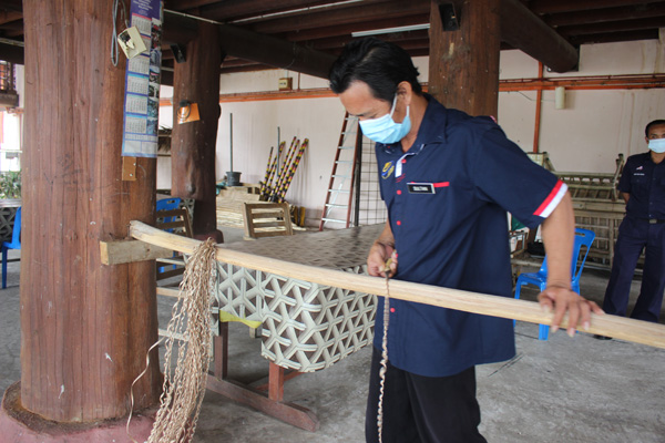  Sultan Antikoh meraut kayu ingkuun.