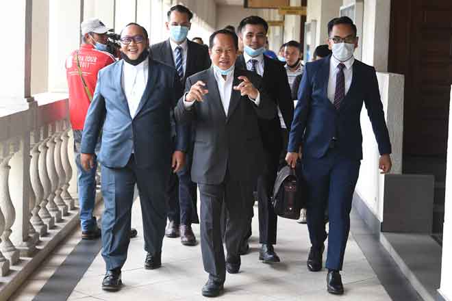  Ahmad (tengah) hadir di Mahkamah Sesyen, Kuala Lumpur semalam, bagi pendengaran permohonan membatalkan pertuduhan pengubahan wang haram dan memberi penyataan palsu yang dihadapinya adalah tidak berasas dan pramatang. — Gambar Bernama