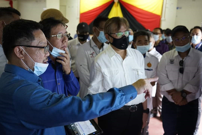 Abang Johari ditemani Dr Rundi mendengar penerangan berkaitan projek bekalan air bahagian Samarahan.