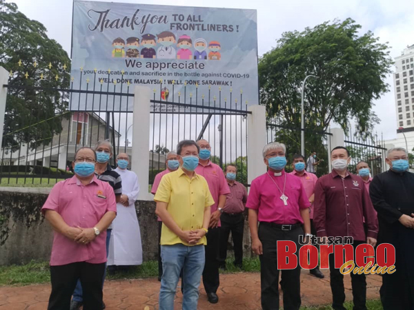 Danald (tengah) bersama Sim (dua kiri) selepas Majlis Pelancaran Kain Rentang Ucapan 'Terima Kasih' kepada Petugas Barisan Hadapan oleh Komuniti Anglika di Pekarangan Katedral St Thomas, hari ini.