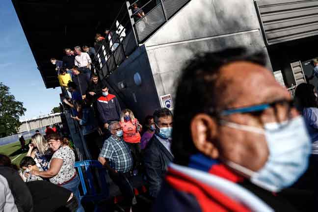  Orang ramai beredar selepas menonton perlawanan persahabatan di Stadium Michel d’Ornano di bandar barat laut Caen, kelmarin. — Gambar AFP