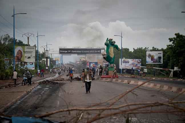  Penunjuk perasaan menghadang jalan raya ke Jambatan Perwira Bamako di Bamako, kelmarin. — Gambar AFP