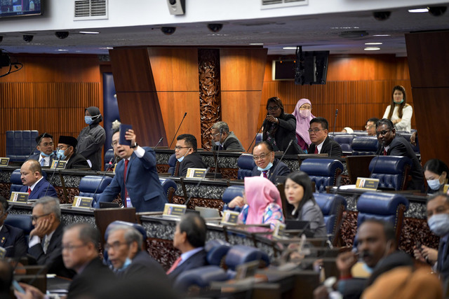 Suasana tegang antara blok pembangkang dan blok kerajaan ketika Persidangan Mesyuarat Kedua Penggal Ketiga Majlis Parlimen Keempat Belas di Bangunan Parlimen hari ini. - Gambar Bernama 