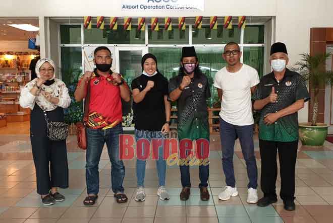  Ismawi (empat kiri), Madon (kanan) dan Fadzil (dua kiri) memberi sokongan moral kepada Zulaika (tiga kiri) serta ibu bapanya di Lapangan Terbang Miri kelmarin. 