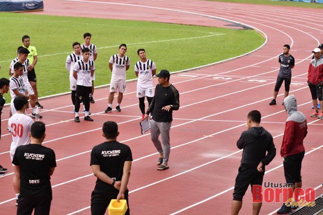 Presiden Persatuan Bolasepak Bahagian Kuching (KDFA) Fazzruddin Abdul Rahman sempat memberi kata semangat kepada skuad Kuching FA semasa sesi latihan baru-baru ini.