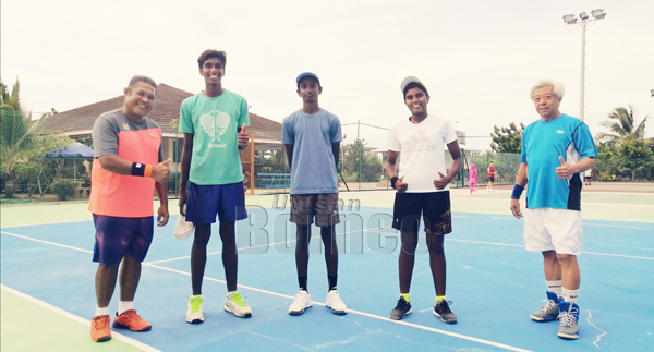  Johnson (kanan) bersama pemain di Sandakan iaitu Jashnavisrri Uigneswaran (dua dari kanan) dan dua adik beradiknya bersama jurulatih Persatuan Tenis Daerah Sandakan, Rohjan Daud.