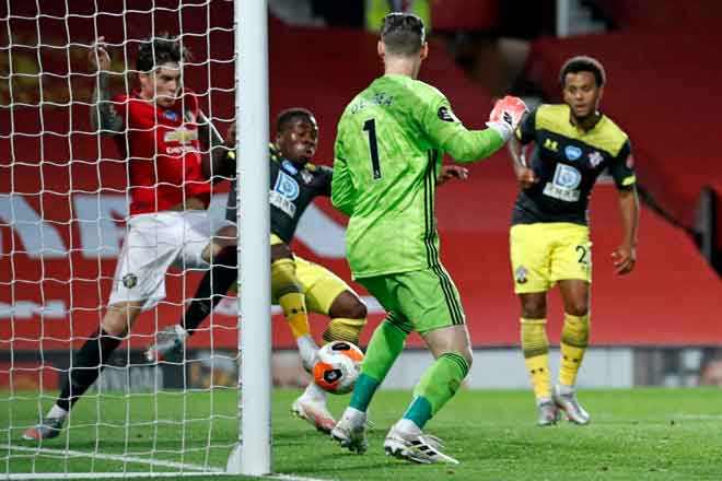  Penyerang Southampton Michael Obafemi (dua kiri) menjaringkan gol  pada perlawanan Liga Perdana Inggeris  English di antara Manchester United dan Southampton di Old Trafford di Manchester, England, kelmarin. — Gambar  AFP 