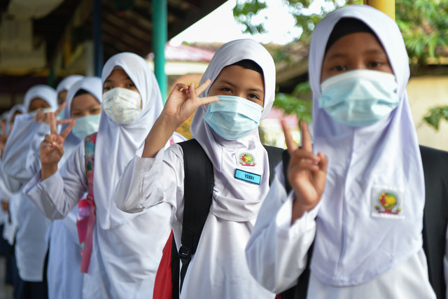 Murid berkeperluan khas kelihatan ceria ketika tinjauan pada hari pertama sesi persekolahan bagi sekolah rendah di Sekolah Kebangsaan Pendidikan Khas Kuala Terengganu, Chendering hari ini. - Gambar Bernama 