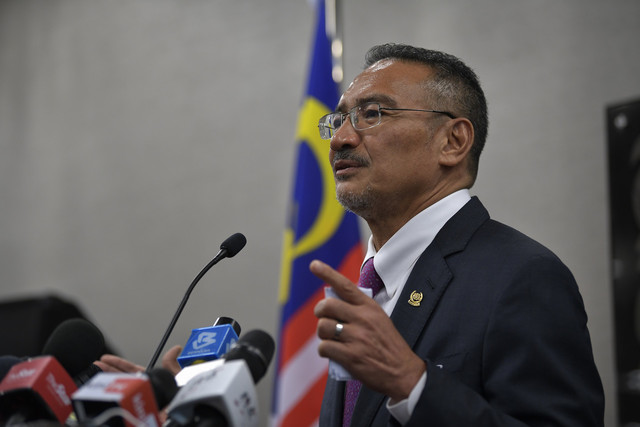 Hishammuddin ketika sidang media di Bangunan Parlimen hari ini. - Gambar Bernama  