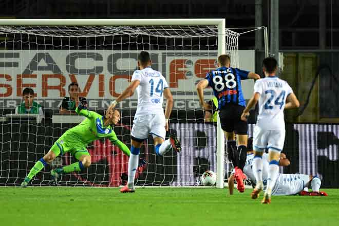  Pemain tengah Atalanta Mario Pasalic menjaringkan gol pertama untuk pasukannya pada perlawanan Serie A Itali di antara Atalanta menentang Brescia kelmarin di stadium Atleti Azzurri d’Itali di Bergamo. — Gambar AFP