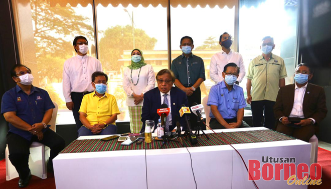 Abang Johari bersama yang lain pada sidang media selepas melancarkan Bas Sekolah Percuma, hari ini. - Gambar Muhammad Rais Sanusi.