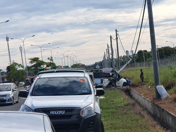  Tiang elektrik tumbang dilanggar pacuan empat roda di Jalan Lok Kawi.