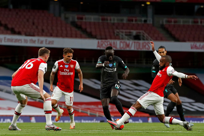  Penyerang Liverpool, Sadio Mane (tengah) dikawal ketat tiga pemain Arsenal pada aksi perlawanan Liga Perdana Inggeris di Stadium Emirates, London. Arsenal menang dengan 2-1. — Gambar AFP