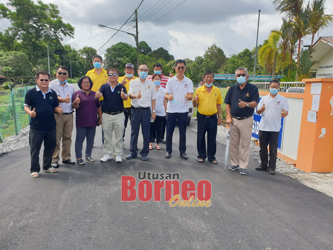  Lau (empat kanan), Ting (dua kanan), Wong (tengah) enggau bala ke bukai lebuh ngabas projek ba Jalai SK Bawang Assan di Sibu, empai lama.