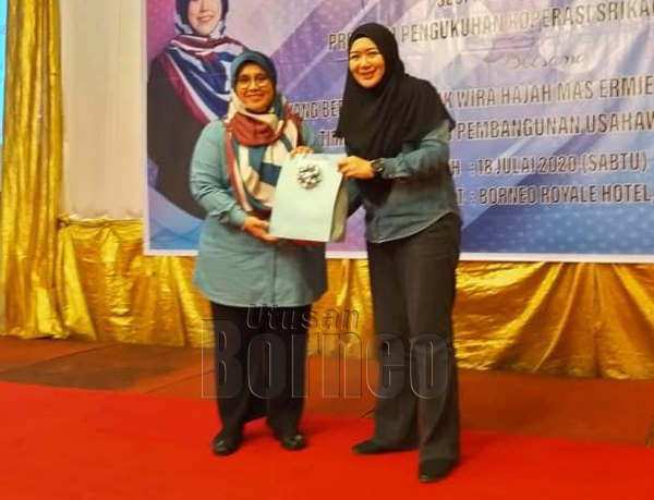  Nazliah Ali (kanan) menyampaikan cenderakenangan kepada Mas Ermieyati.