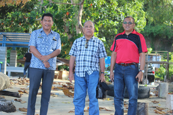  Haji Masrin (tengah), Moh Nasir (kiri) dan Abd Madin bergambar mengabadikan kenangan.