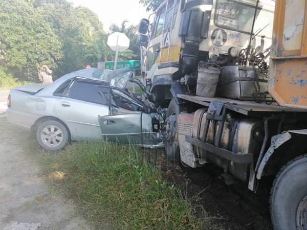  Keadaan kereta mangsa selepas dirempuh lori treler.