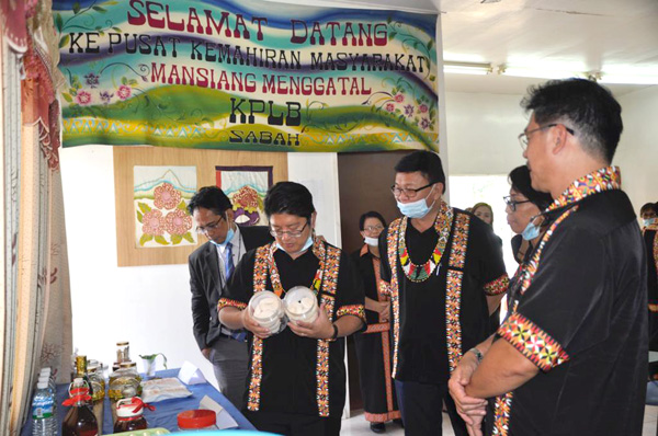  Ewon melawat pameran produk yang dihasilkan para peserta kursus.