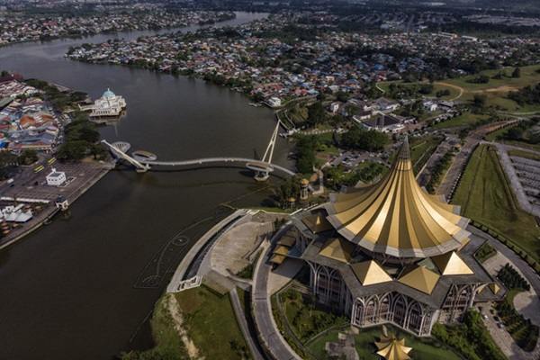 Pemandangan Bangunan DUN Sarawak dari atas - Gambar fail Bernama