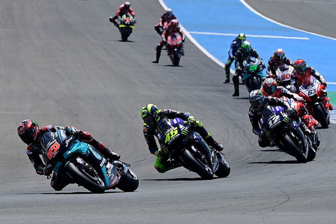  Pelumba pasukan Petronas Yamaha SRT Fabio Quartararo (kiri) mendahului dalam perlumbaan MotoGP Grand Prix Andalucia di litar Jerez di Jerez de la Frontera kelmarin. — Gambar  AFP