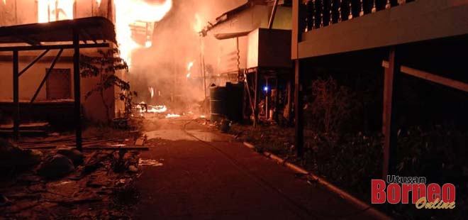 Api marak memusnahkan tiga buah rumah dalam kejadian di Kampung Hulu, Beladin, malam tadi. - Gambar ihsan bomba
