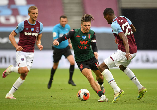  Pemain Aston Villa Grealish (tengah) bersaing mendapatkan bola dengan pemain West Ham Issa Diop (kanan) pada perlawanan Liga Perdana Inggeris antara West Ham United dan Aston Villa di The London Stadium, di timur London baru-baru ini. — Gambar AFP