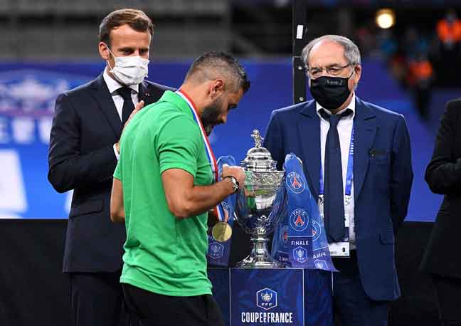  Perrin menerima pingat selepas tamat aksi final Piala Perancis di antara PSG dan St Etienne di Stade de France, 24 Julai lalu. — Gambar AFP