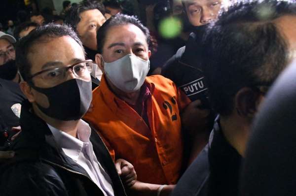  Polis Indonesia mengiringi suspek kes rasuah, Djoko Tjandra (tengah), sebaik tiba di Jakarta selepas ditahan di Kuala Lumpur. - Foto AFP