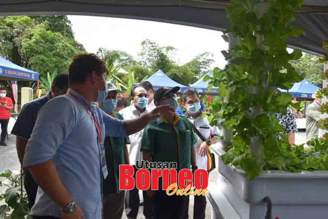  Uggah tertarik melihat sayur yang tumbuh subur ketika mengunjungi gerai pameran pada Majlis Penutupan Taklimat Pembangunan Tanah dan Agrotani kawasan DUN Tarat di Dewan Serba Guna Teng Bukap, Siburan semalam. 