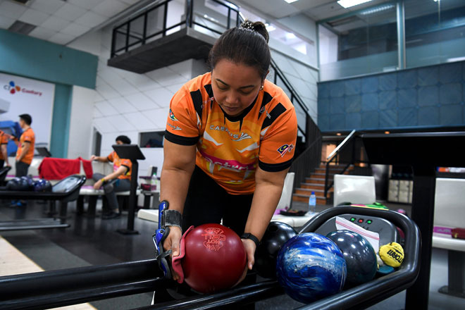  Shalin memulakan latihan penuh selepas menjalani ujian calitan COVID-19 ketika tinjauan fotoBernama di Sunway Mega Lanes  baru-baru ini. Sebelum ini, hanya skuad elit menyambung latihan sejak 15 Jun lepas di bawah Perintah Kawalan Pergerakan (PKP). — Gambar Bernama