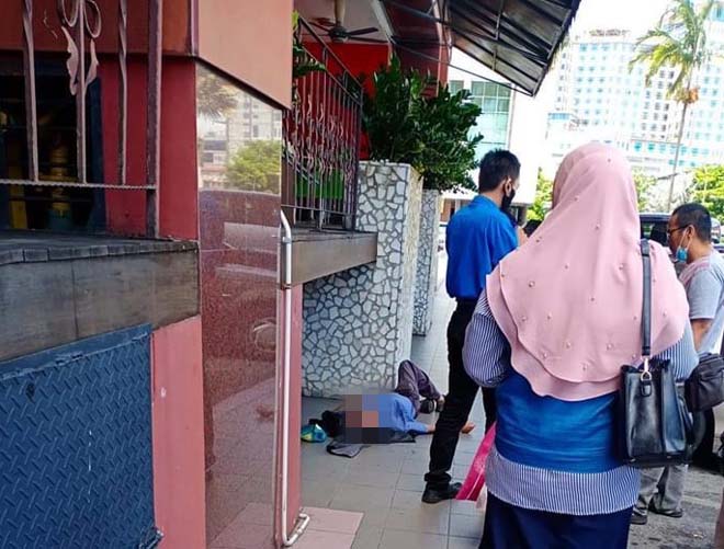 Lelaki warga emas yang ditemui meninggal dunia di kawasan kaki lima sebuah pusat beli-belah di sini tengah hari tadi. - Gambar media sosial