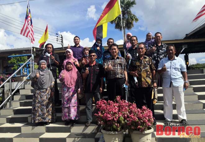 Nguang Seng (tiga dari kanan di barisan depan) bergambar bersama wakil bekas pelajar SMK Matu-Daro (Grup 1972-77) selepas majlis itu.