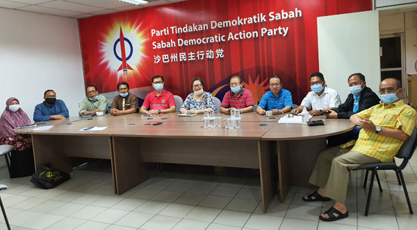  Liew (tengah) bersama Poon (empat kiri), Lahirul (empat kanan) dan pemimpin lain dari parti komponen PH Sabah.