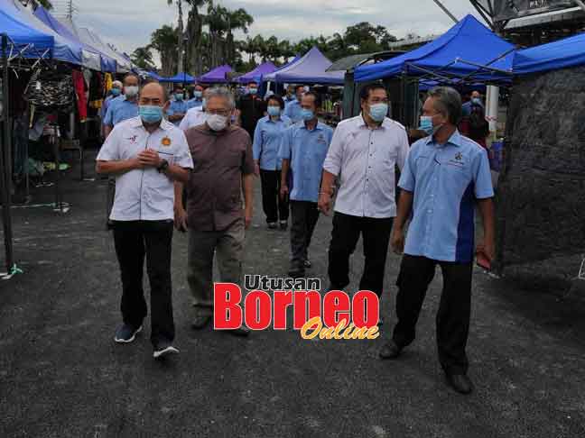  Rentap bersama rombongan melihat keadaan Pasar Tamu Betong yang baharu pada program turun padang kelmarin. 