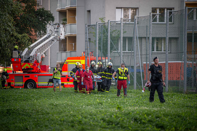  Anggota bomba membawa usungan ke tempat kejadian di mana kebakaran berlaku di sebuah blok pangsapuri di kota timur Bohumin, Republik Czech kelmarin. — Gambar AFP