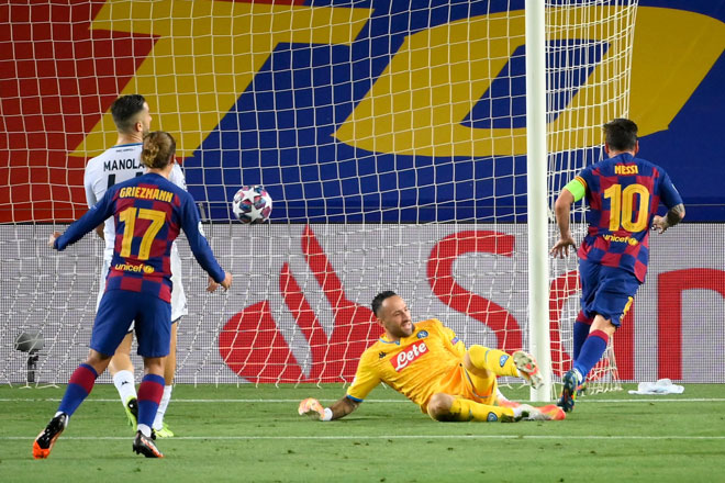  Messi (kanan) menjaringkan gol pada perlawanan Barcelona menentang Napoli di stadium Camp Nou di Barcelona kelmarin. — Gambar AFP