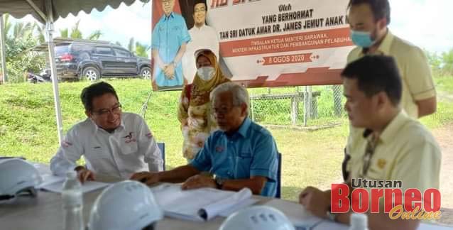 Juanda (kiri) berbincang mengenai perkembangan projek infrastruktur yang sedang dibangunkan ketika lawatan Masing (tengah) ke Mukah baru-baru ini.