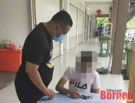 Suspek ditangkap kerana disyaki jual tambah nilai judi dalam talian.