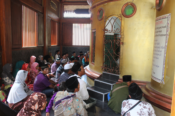  Pengunjung di Makam Mbah Sambu di Lasem.