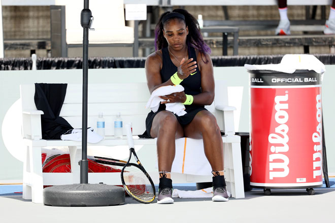  Serena berehat sebelum menyambung semula perlawanan menentang Berbarda Pera pada kejohanan itu yang berlangsung di Kentucky, AS. — Gambar AFP
